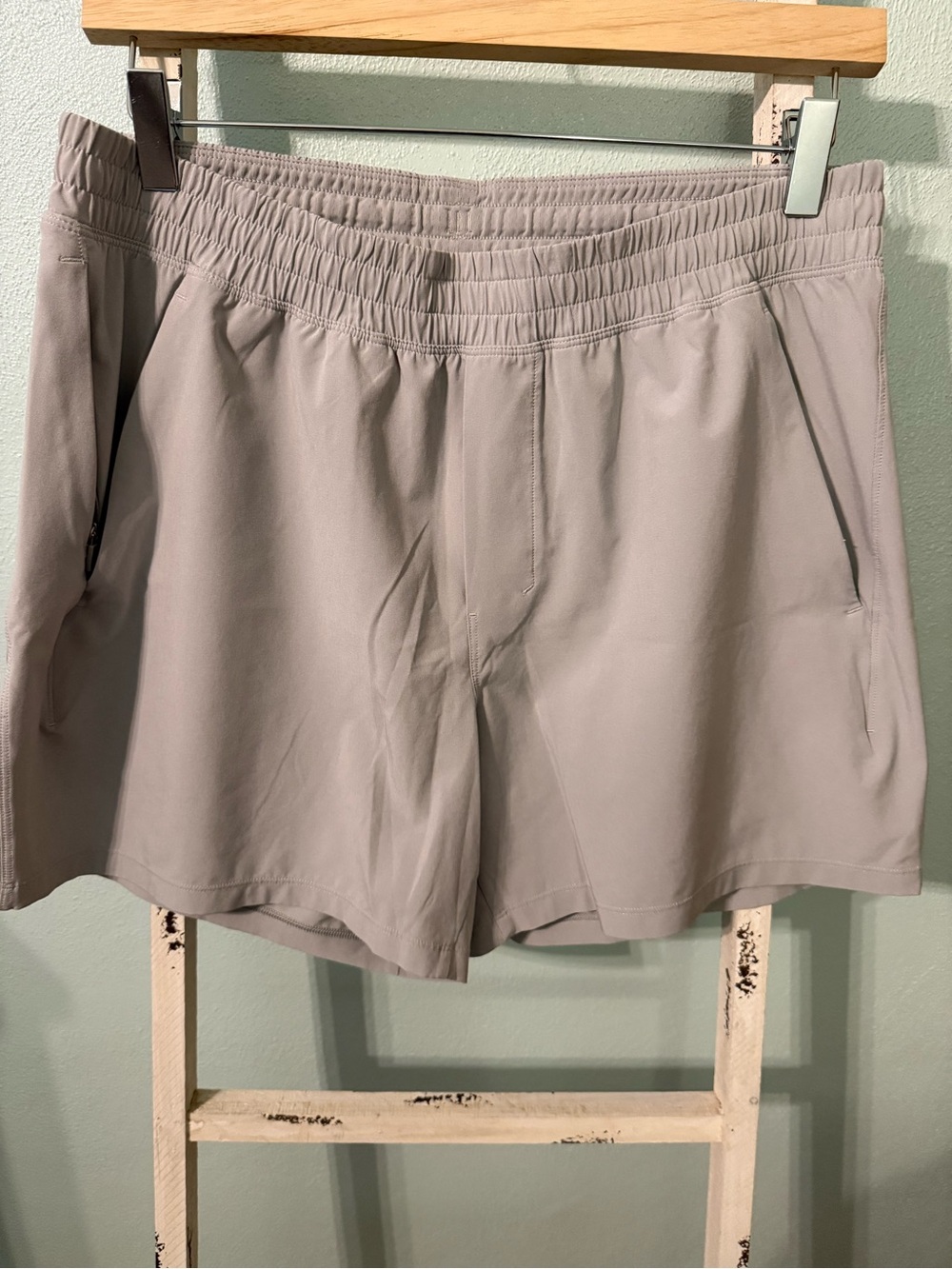 Lululemon Men’s Pace Breaker Shorts Unlined Light Gray Zipper Pocket Size L
